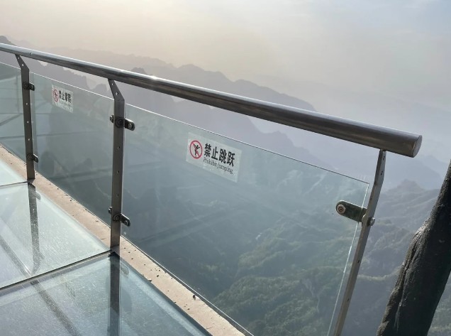 天门山景区西线玻璃栈道跳崖事件发生后引发社会关注。