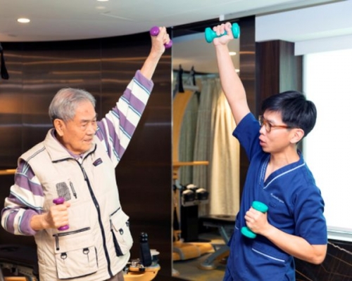 余先生在物理治療師的指導下,進行輕鬆復康運動。李嘉誠基金會圖片