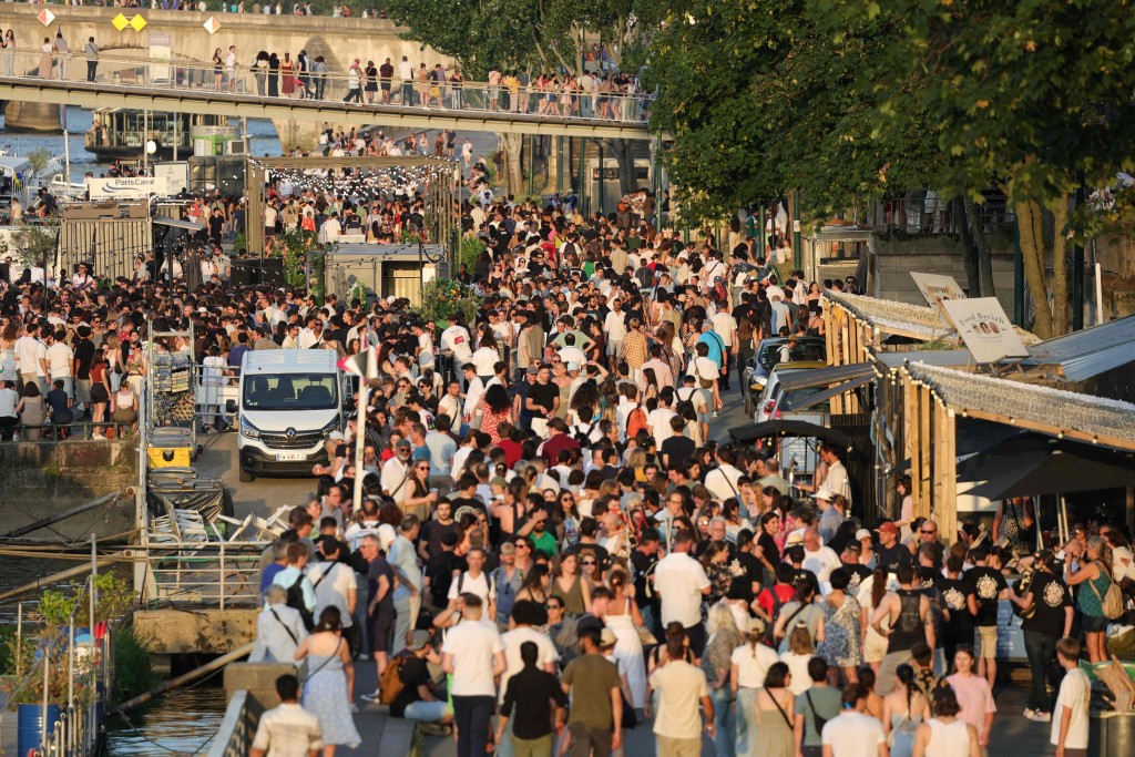 塞纳河岸近日举行免费音乐会，人头涌涌。法新社