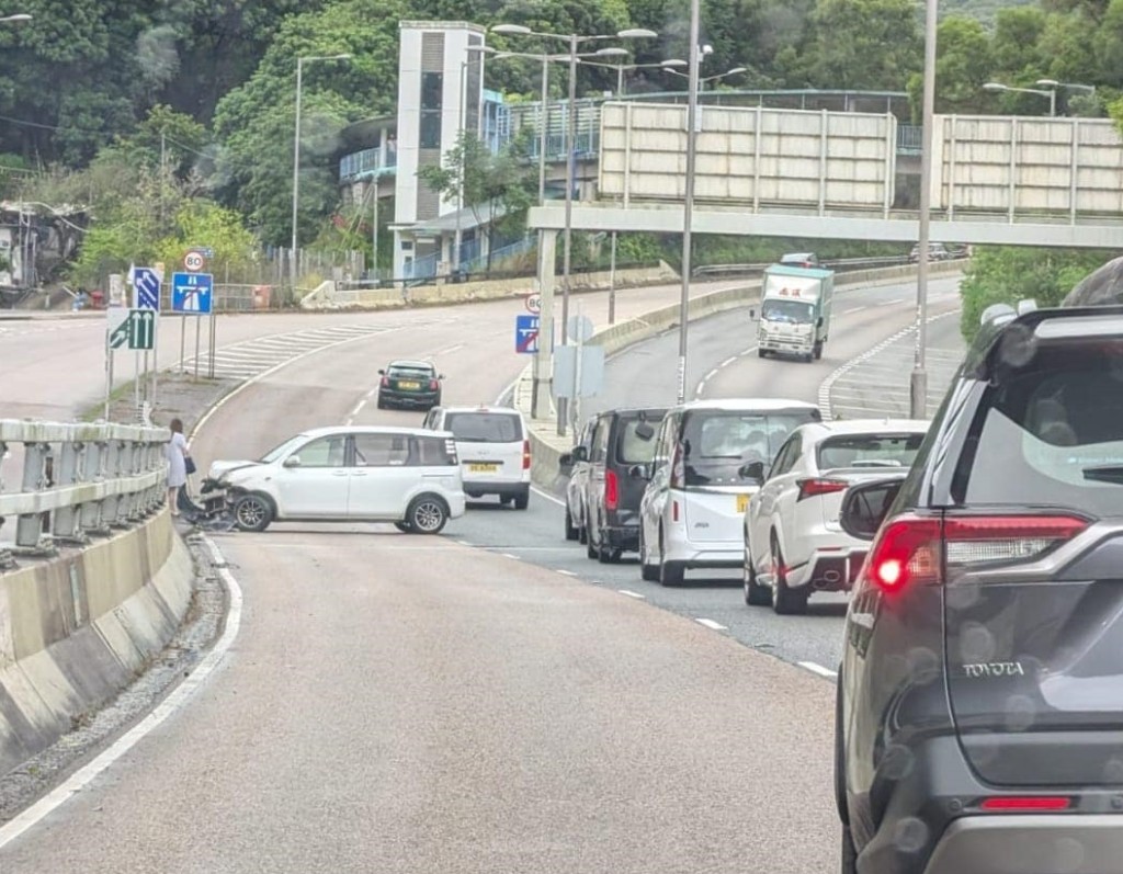 現場一度出現車龍。fb馬路的事討論區圖片