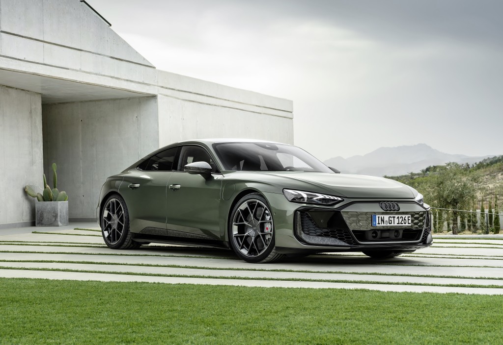 电动超跑奥迪Audi e-tron GT新版性能跃进，顶级RS e-tron GT Performance马力高达925ps，0-100km/h加速只需2.5秒，性能史上最强。