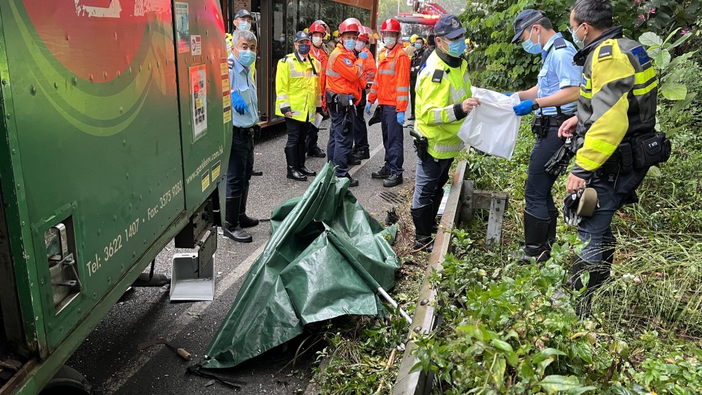5.5吨货车65岁男司机林桂当场死亡。