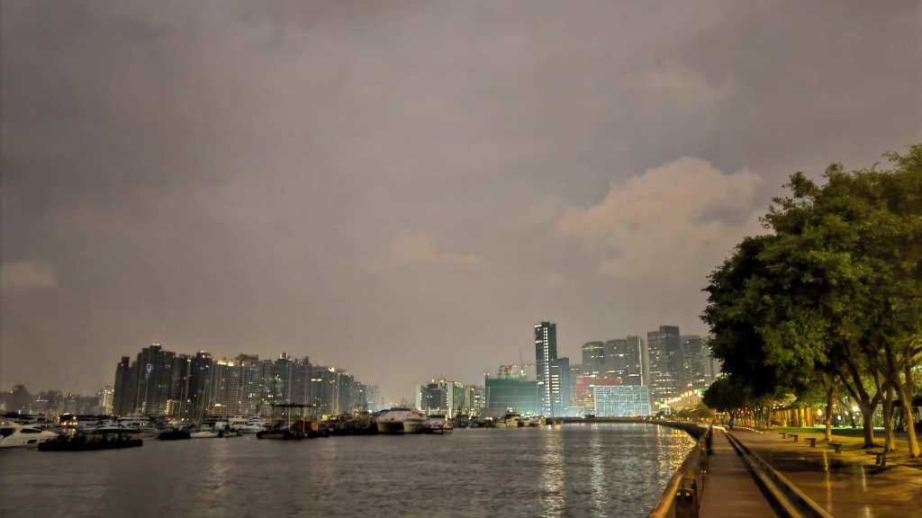 本港地區今日大致多雲,有一兩陣雨。蔡楚輝攝 本港地區今日大致多雲,有一兩陣雨。蔡楚輝攝