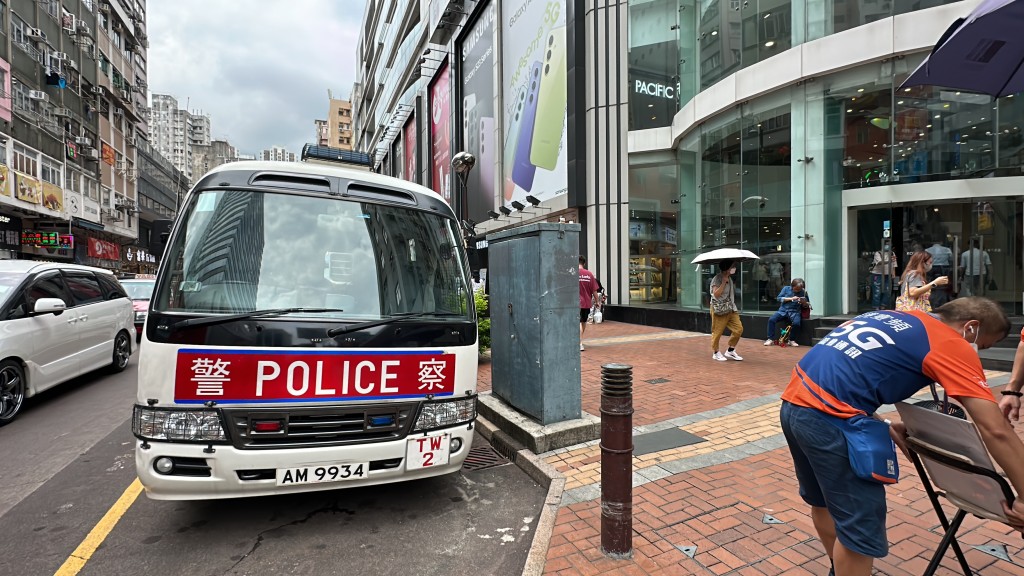 警方以涉嫌阻差辧公拘捕一名男子。刘汉权摄