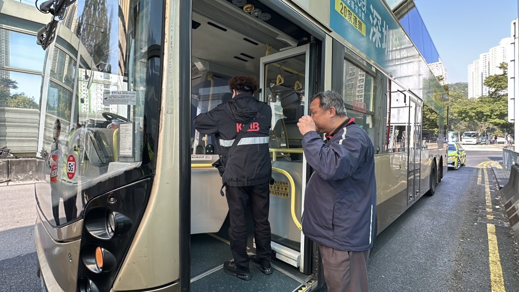 九巴上有三名乘客輕傷。劉漢權攝