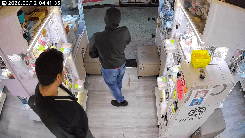 賊人進入店舖後先是四周查看一輪。