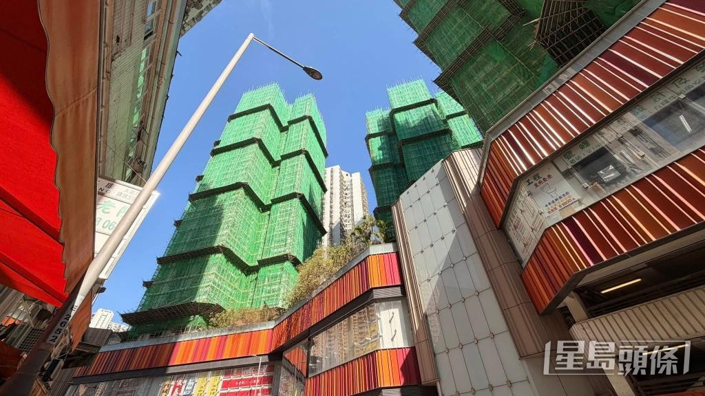 安基苑承建商本月初開始於A座棚架重新鋪設棚網，引起業主關注。資料圖片
