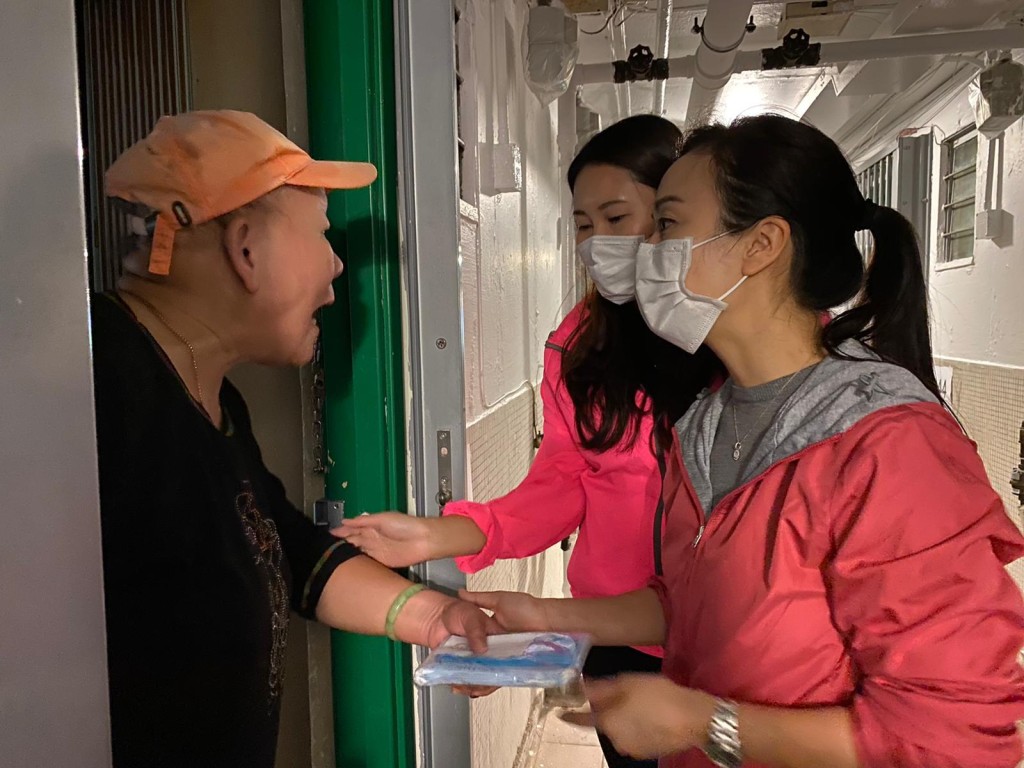 立法會議員陳凱欣派發口罩。