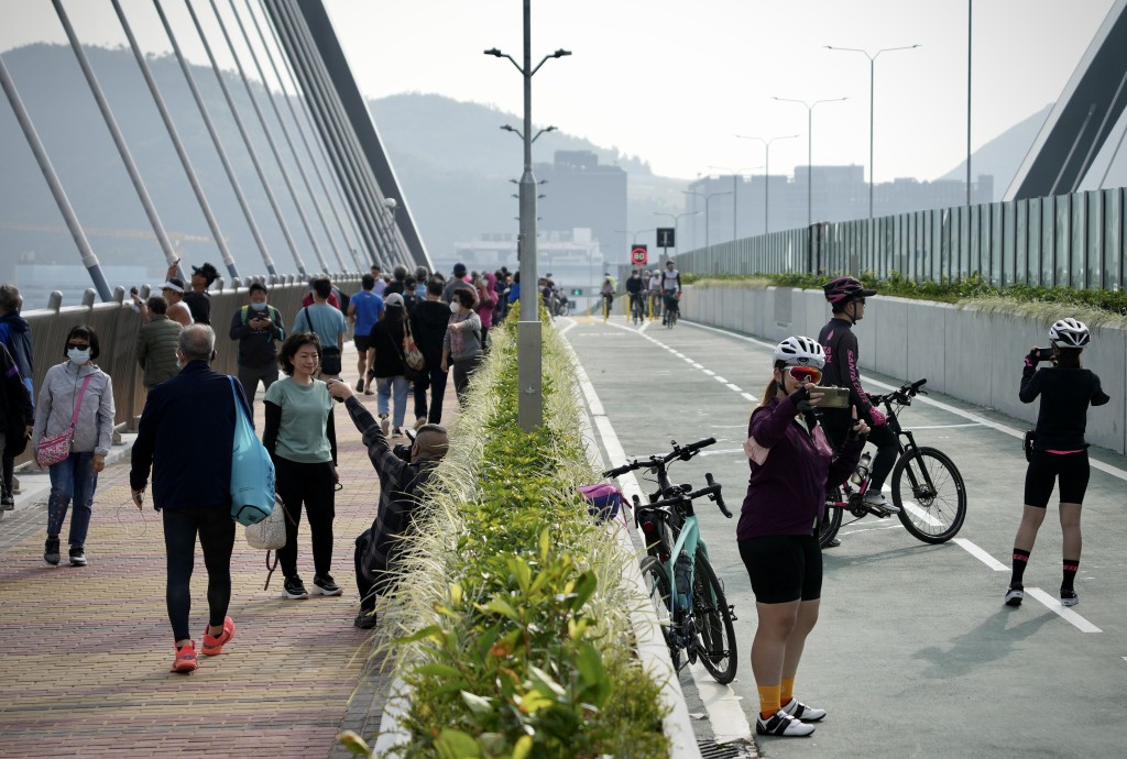 不少市民一家大小到大橋遊玩，亦有市民踏單車。蘇正謙攝