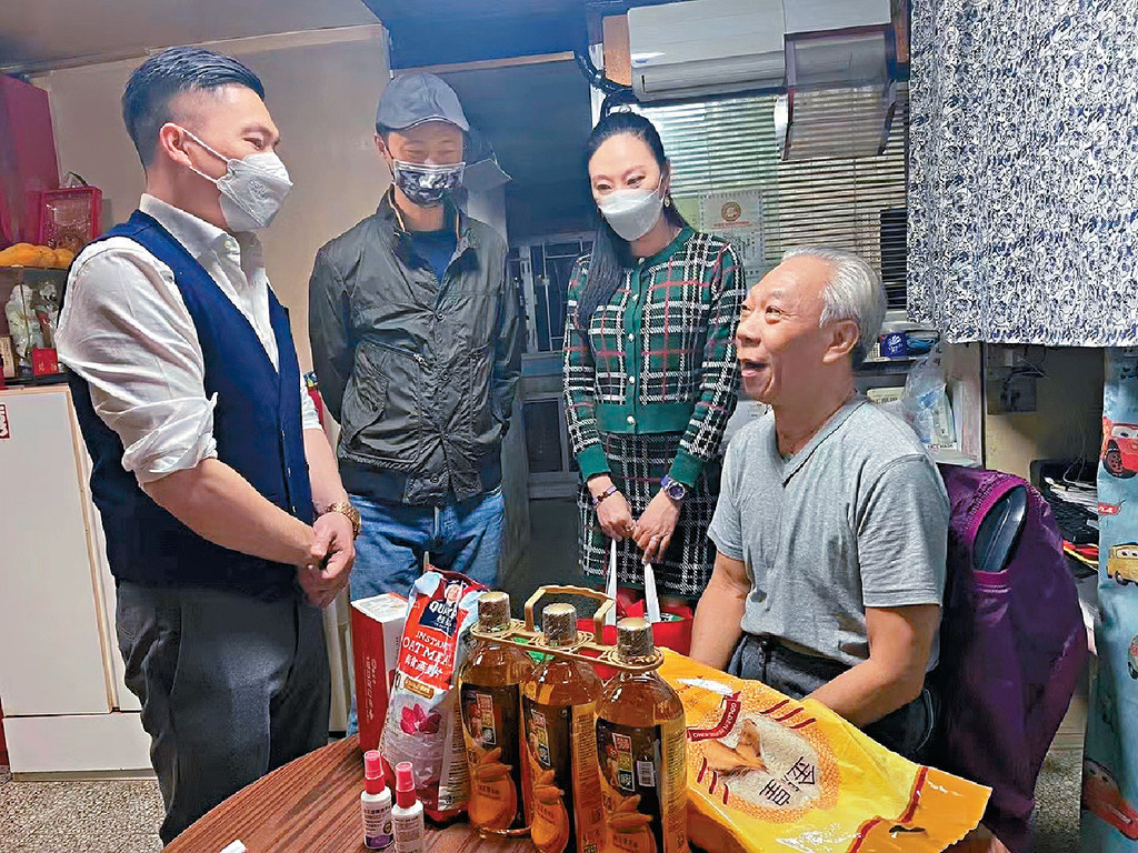 ■劉毅（左一）經常與義工團隊探訪基層家庭，為他們送暖。