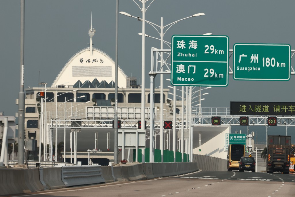李家超早上到经港珠澳大桥前往澳门。（李家超fb图片）