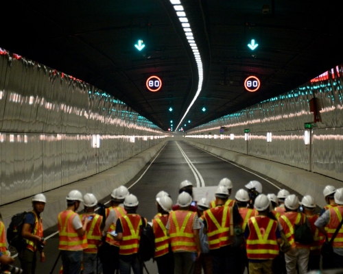公路包括龙山隧道和长山隧道。
