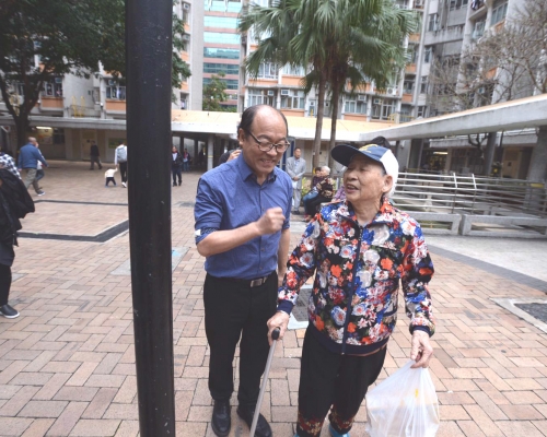 馮檢基下午到深水埗區謝票