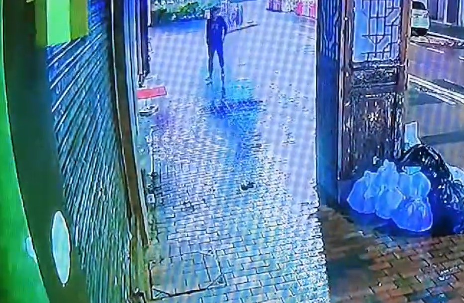 在馬路中心休息大約7分鐘後返上樓。 在馬路中心休息大約7分鐘後返上樓。