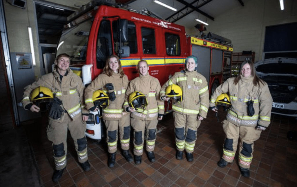 英国不同郡的消防局内也有女消防员。图为萨默塞特郡的 Blagdon Fire Station。