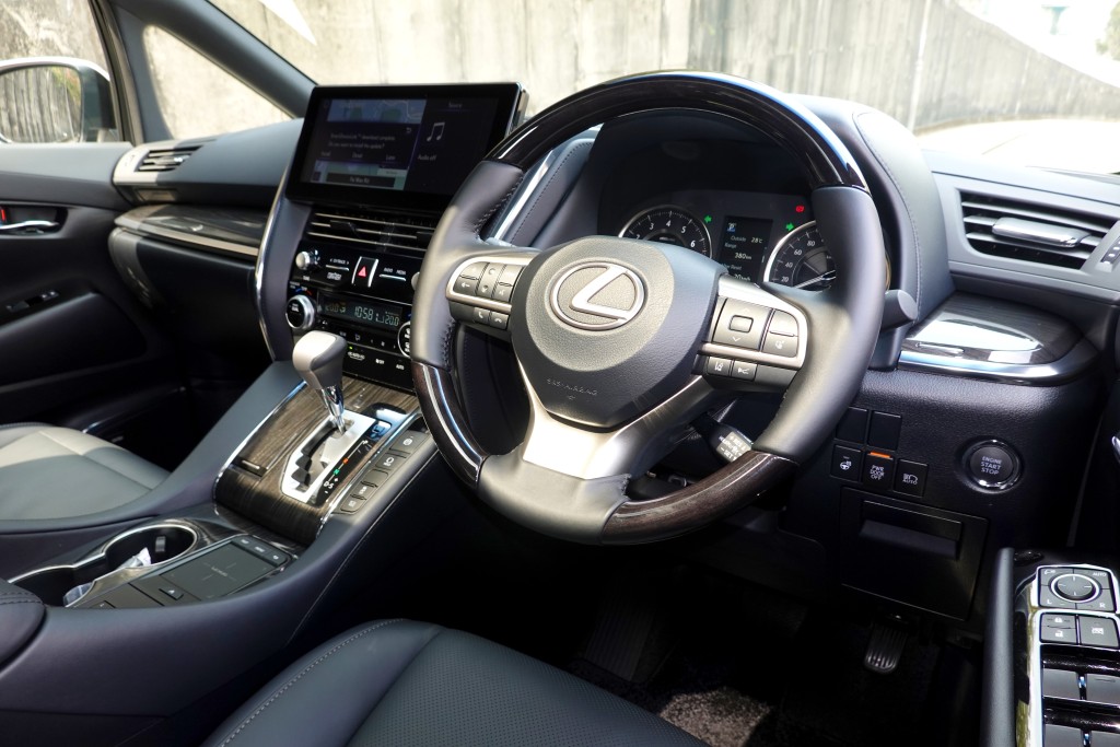 ●LM350配套及用料包裝比豐田Alphard更豪華高級。