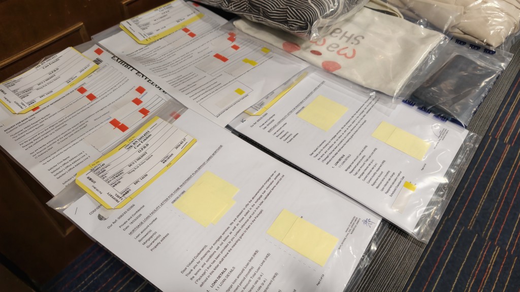 警方檢獲大批文件。黃文威攝 警方檢獲大批文件。黃文威攝