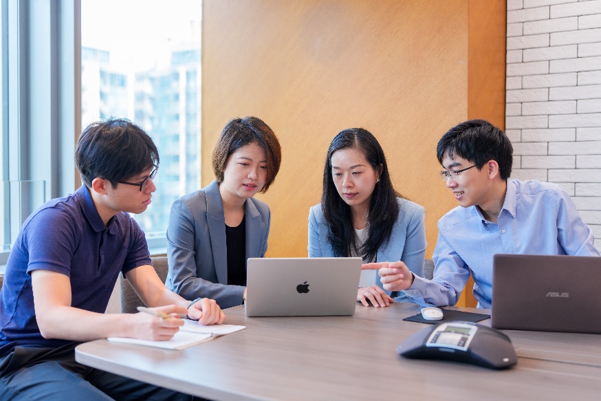 王教授（右二）認為統計學和物理學中的很多模型本身就是現代AI的雛形，其計算能力極強，但並非完美無缺，尤其在前沿科學問題上容易出現偏差，因此她堅持將生物原理與AI技術優勢結合，而非盲目依賴演算法。 