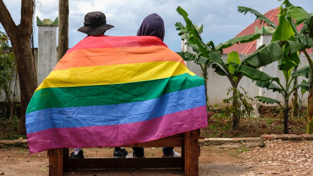 一对乌干达同性恋人披彩虹旗合照。 美联社