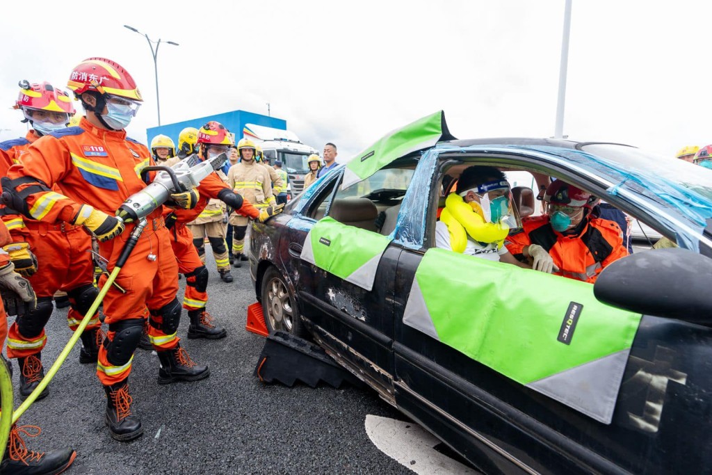 珠海市消防救援支队与香港消防处在港珠澳大桥进行联合跨境演练。