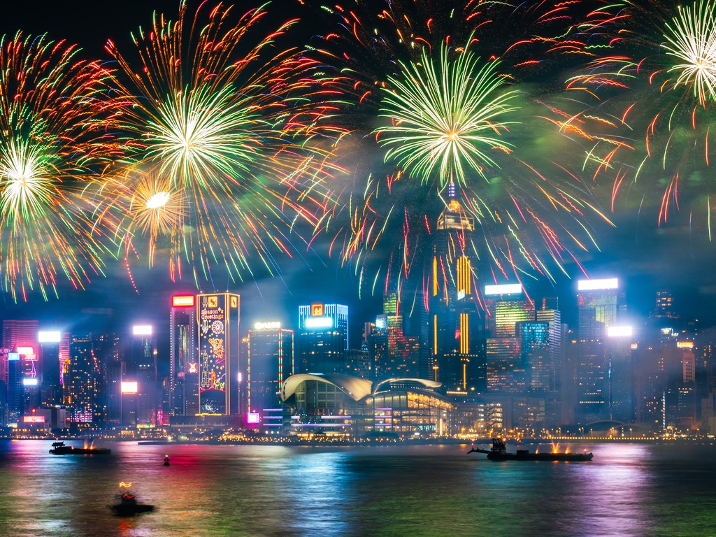 2025年農曆新年煙花匯演將於大年初二(1月30日)在維港夜空上演(圖片來源:香港旅發局) 2025年農曆新年煙花匯演將於大年初二(1月30日)在維港夜空上演(圖片來源:香港旅發局)
