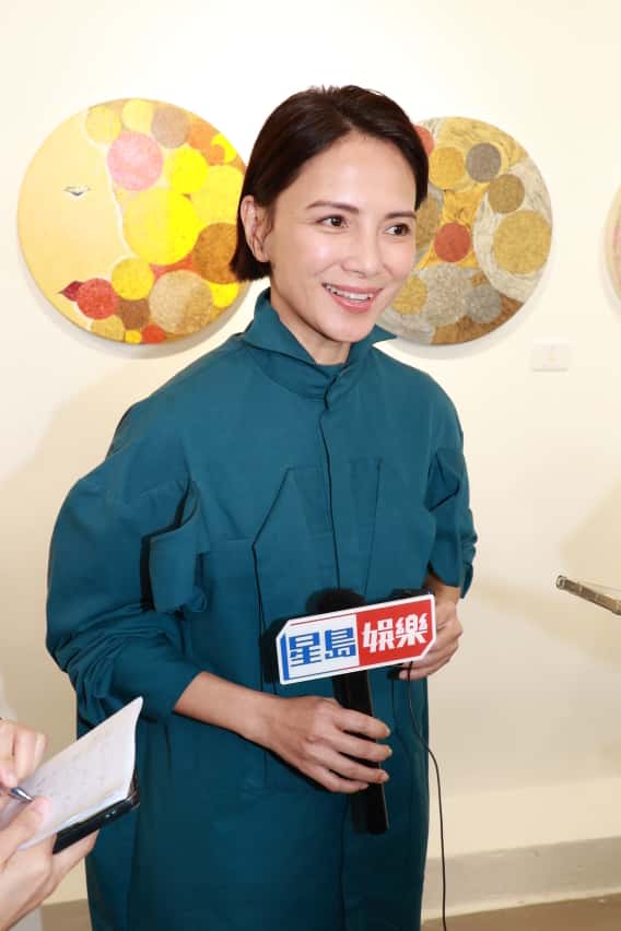 李心潔形容糖不甩是圓形,其畫作也是圓形,糖不甩上的花生糖粉就像永在心中的童真。 李心潔形容糖不甩是圓形,其畫作也是圓形,糖不甩上的花生糖粉就像永在心中的童真。