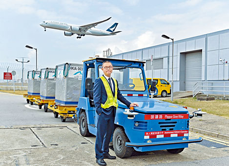 姚兆聰表示,無人駕駛拖車的車頂上配備全球定位系统 。