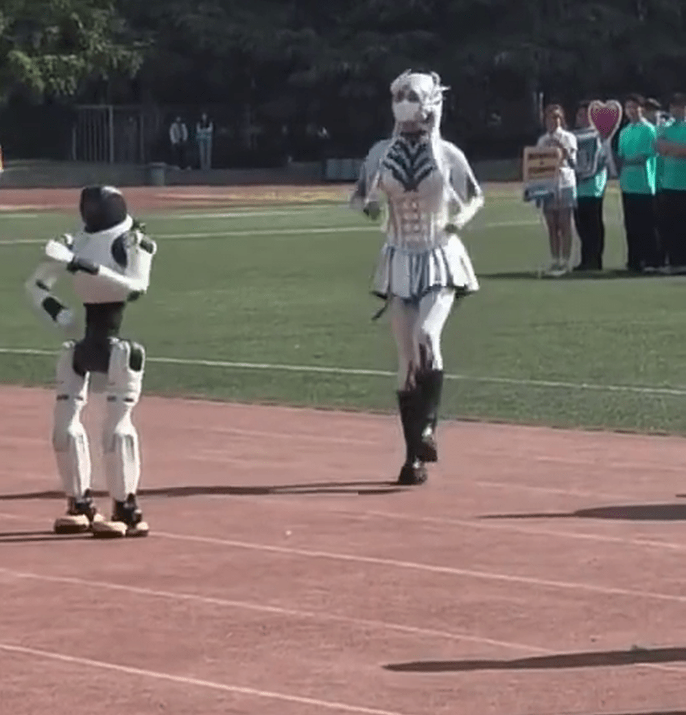 原先機械人與學生一起共舞。