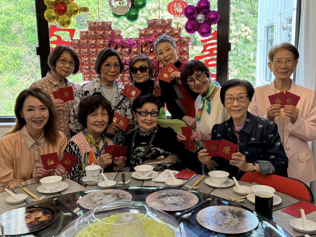 白雪仙的97歲生日，徒弟們上門為她慶祝，近年仙姐在家中大合照都坐定定。