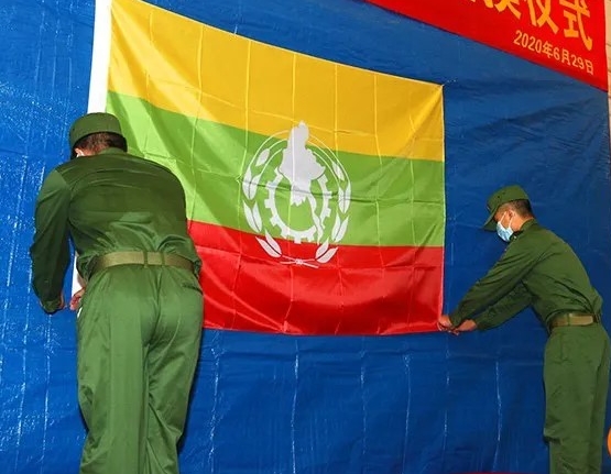 缅甸民族正义党第二版党旗和缅甸国旗相似。