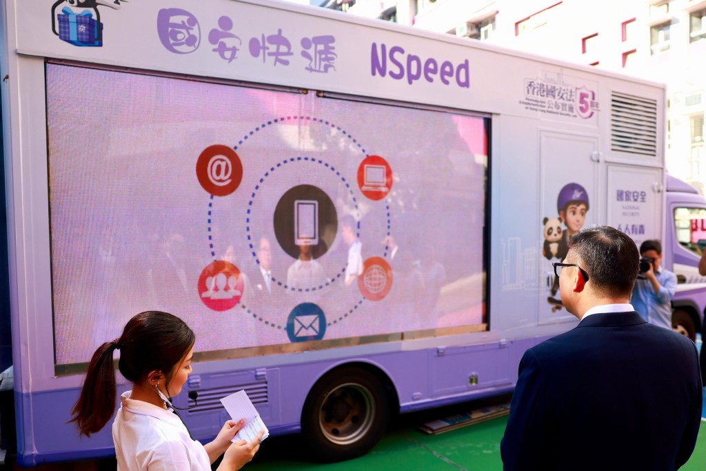 鄧炳強與學生一同參觀國安快遞宣傳車。鄧炳強fb圖片 鄧炳強與學生一同參觀國安快遞宣傳車。鄧炳強fb圖片