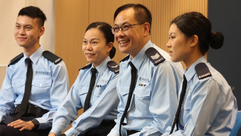 周永雄（圖右二）一家四口均本着「忠誠勇毅，心繫社會」的信念，服務市民。