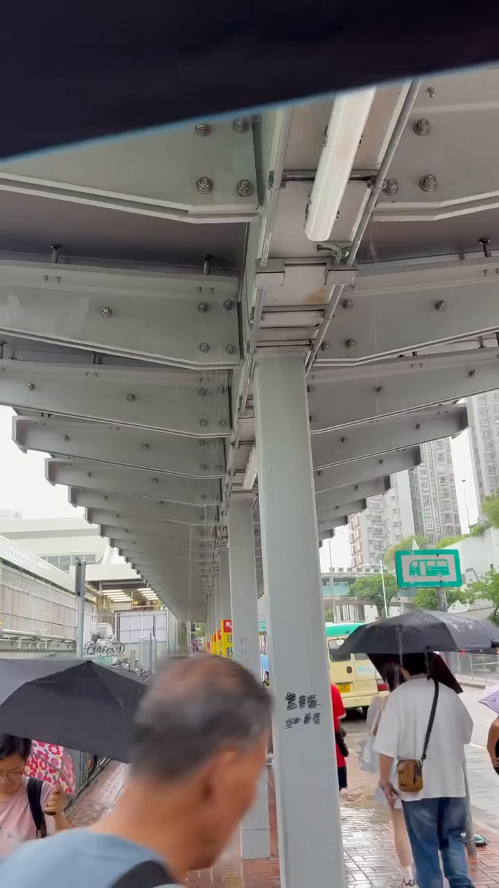 受風暴「丹娜絲」殘餘影響,本港昨日(9日) 和今日(10日)連場暴雨。粉嶺港鐵站外,連 接通往前去蓮塘口岸巴士站的長長有蓋行人路 ,上蓋在本港廣泛地區大暴雨後,今早繼續下 起局部小暴雨,天花水長流。Threads截圖 受風暴「丹娜絲」殘餘影響,本港昨日(9日) 和今日(10日)連場暴雨。粉嶺港鐵站外,連 接通往前去蓮塘口岸巴士站的長長有蓋行人路 ,上蓋在本港廣泛地區大暴雨後,今早繼續下 起局部小暴雨,天花水長流。Threads截圖