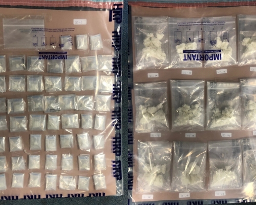 警員檢獲約1.4公斤懷疑可卡因、約870克懷疑霹靂可卡因。　警方圖片