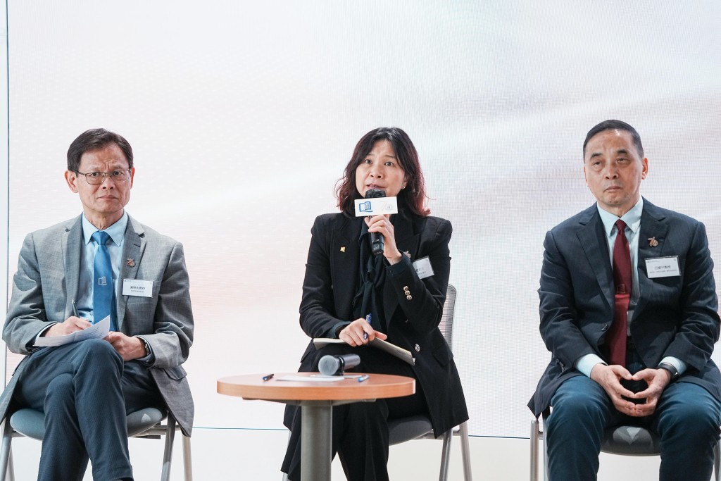 鄒靄雲（中）透露，校方在重建善衡校園的設計、預算等已完成諮詢，正待通知何時提交立法會討論。旁為協理常務副校長劉際明（左）及呂愛平。