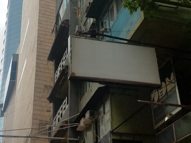 酒店招牌底部鐵塊突然甩脫。  歐陽偉光攝