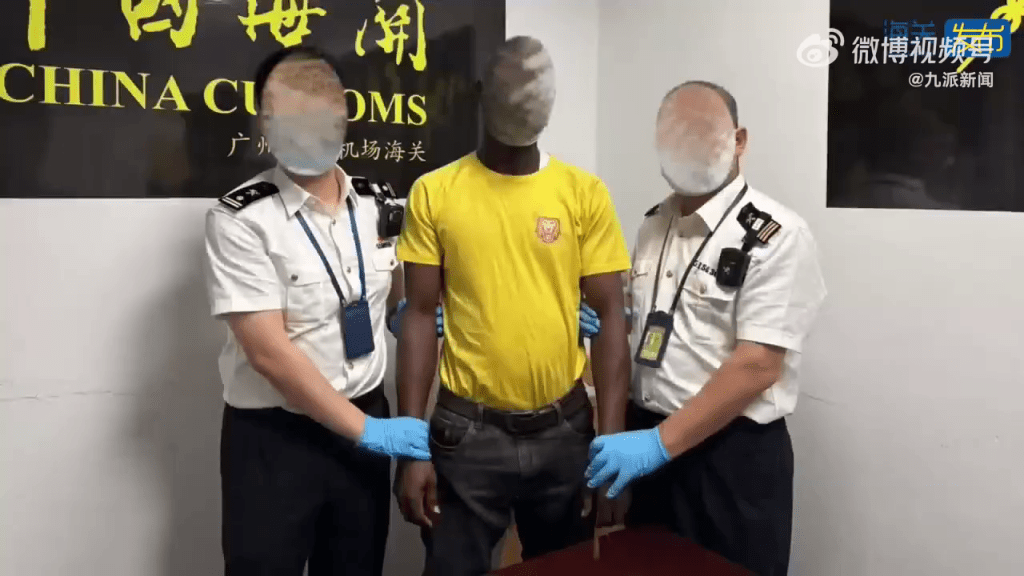 黑人男子人體藏毒,被廣州白雲機場海關關員截查。 黑人男子人體藏毒,被廣州白雲機場海關關員截查。
