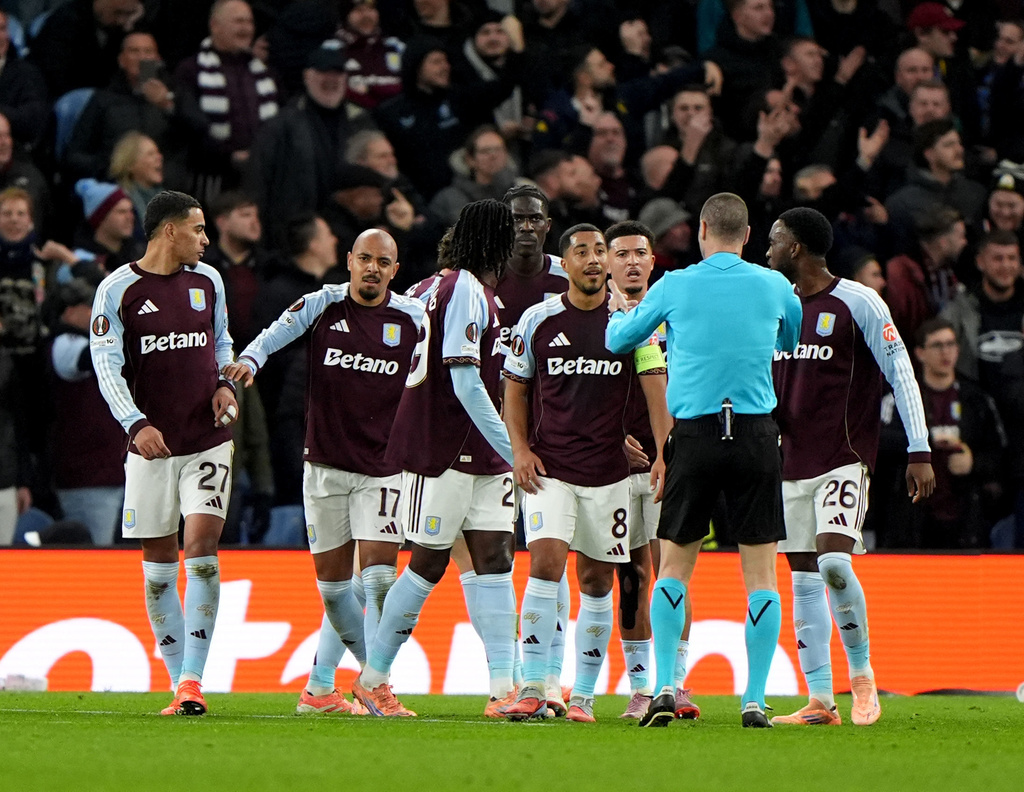 維拉球員向球證投訴。美聯社