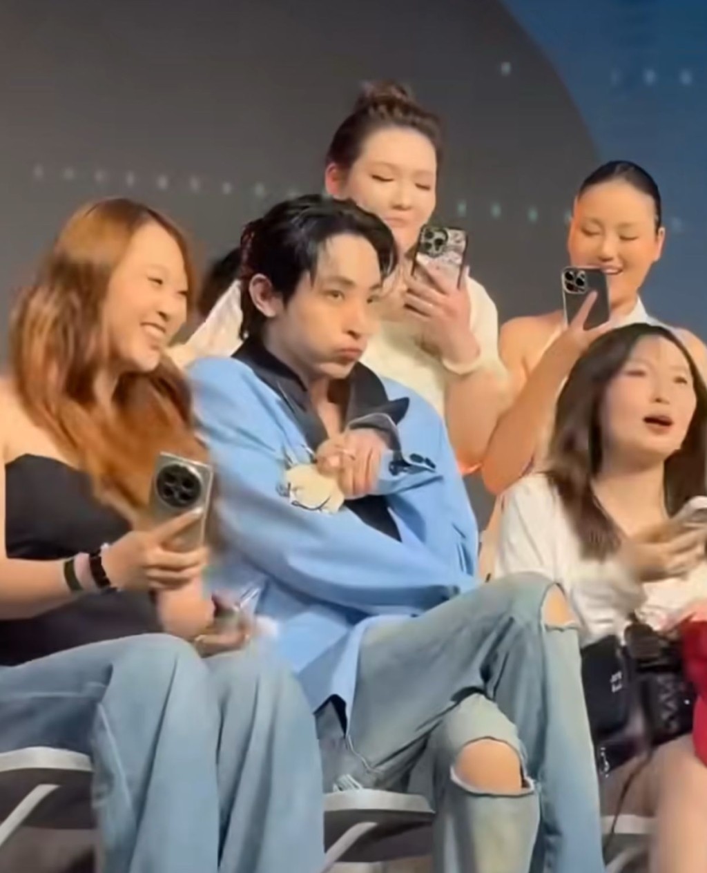 李洙赫嚇一嚇,皆因女fans衝向他,坐在他身邊。 李洙赫嚇一嚇,皆因女fans衝向他,坐在他身邊。