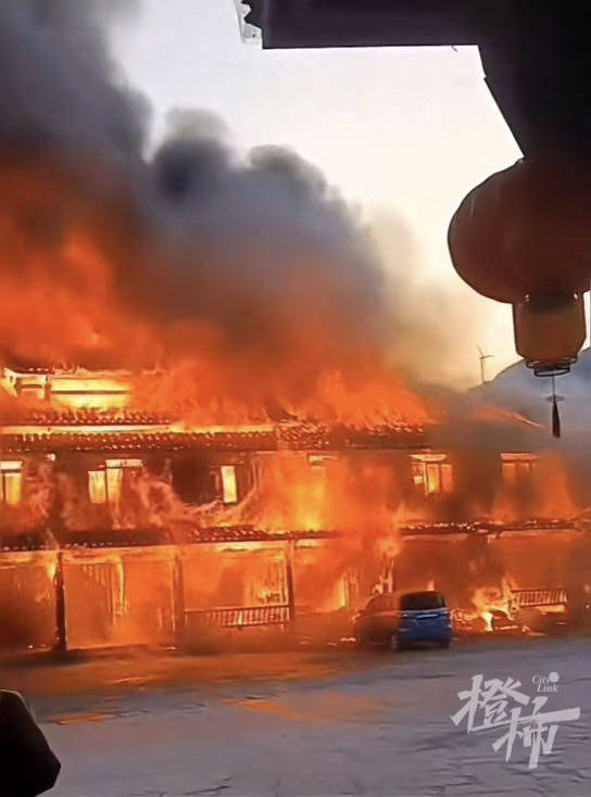 廣西著名景區三江布央大火，火勢猛烈。 網上圖片