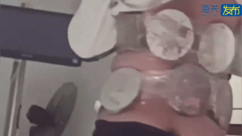 走私集团深夜闯关以“腰缠脚绑”方式偷运游戏光盘及卡带,共2,150件被起获。 走私集团深夜闯关以“腰缠脚绑”方式偷运游戏光盘及卡带,共2,150件被起获。