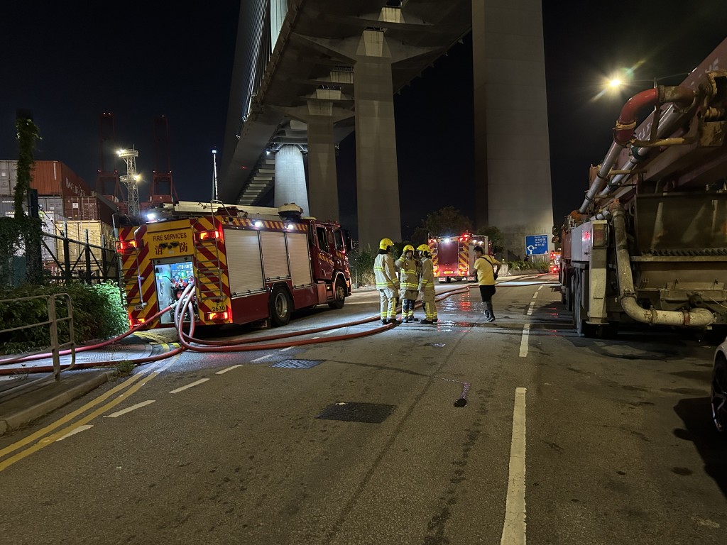 消防動用至少一喉及一煙帽隊灌救。