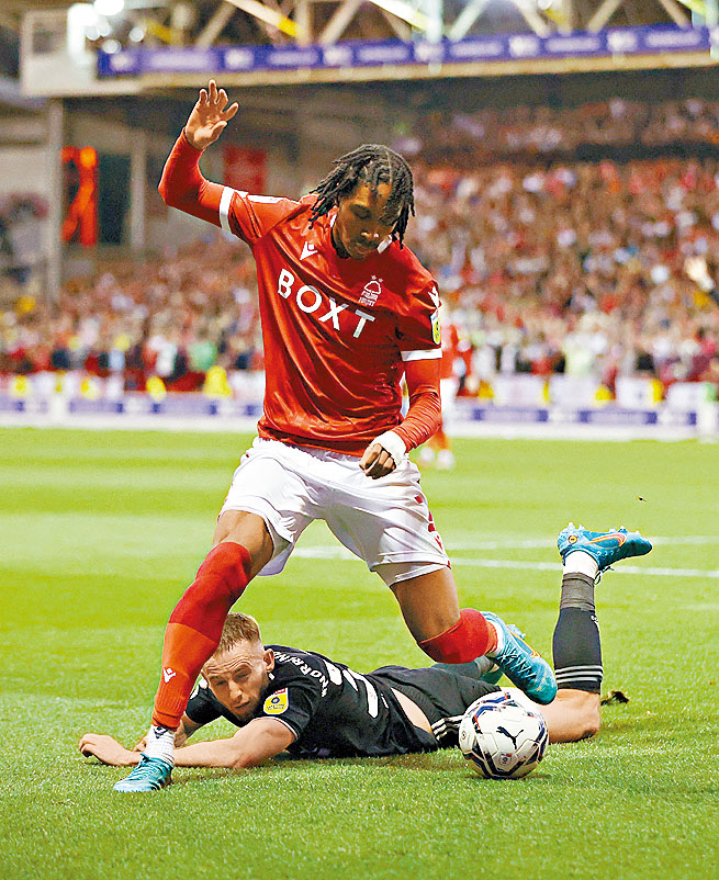 諾定咸森林（紅衫）於升班附加賽準決賽驚險過關，整體表現欠缺說服力。