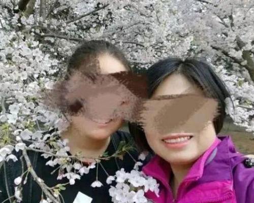 女兒與母親合照。 網圖