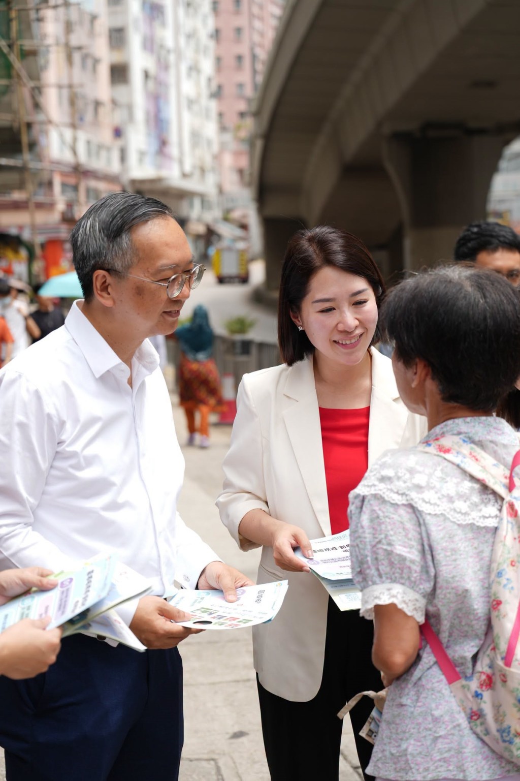 戴尚誠聯同立法會議員郭芙蓉到葵涌街站向市民派發傳單。何永賢fb 戴尚誠聯同立法會議員郭芙蓉到葵涌街站向市民派發傳單。何永賢fb