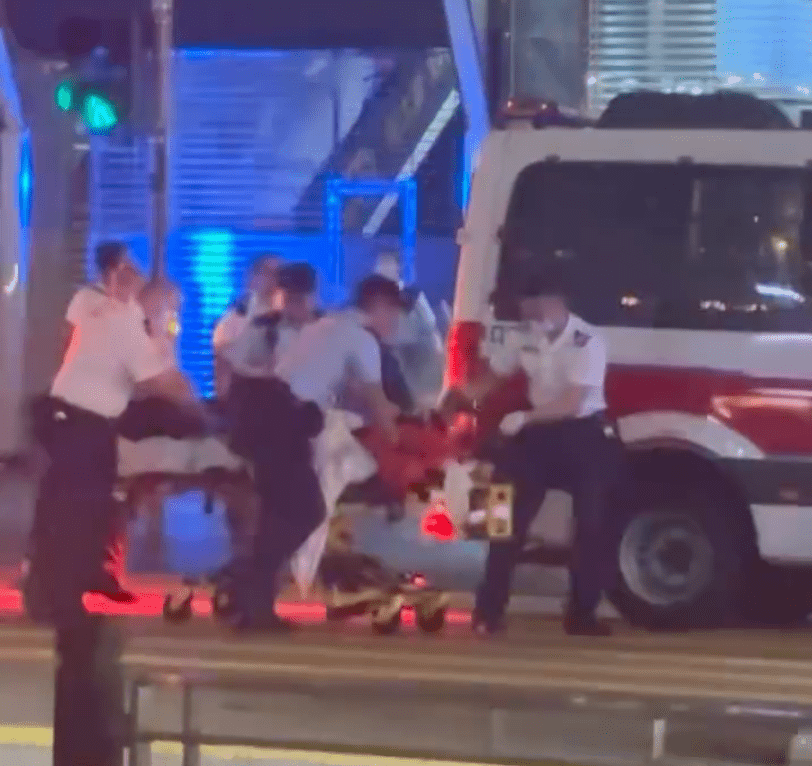 男子被制服由救護車送院。Threads@ochanwhatsup影片截圖 男子被制服由救護車送院。Threads@ochanwhatsup影片截圖
