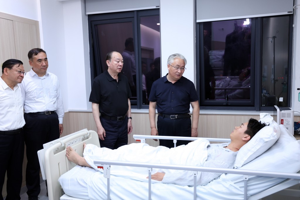 副总理张国清（右一）、广东书记黄坤明（右二）等到医院慰问伤者。