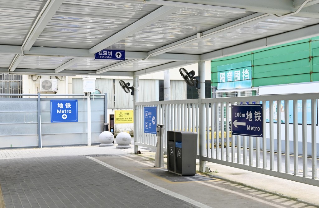 新皇崗口岸設有地鐵站。劉駿軒攝 新皇崗口岸設有地鐵站。劉駿軒攝