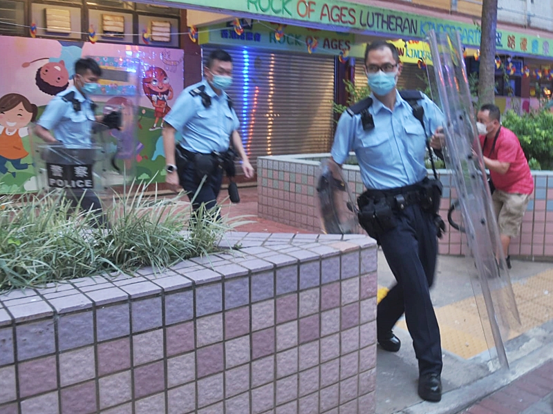 警方接報後帶備盾牌到場調查。