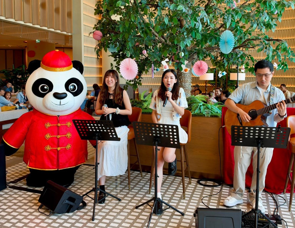 酒店特別安排多場精彩Busking現場音樂演出，以動人歌聲陪伴賓客歡度假期。